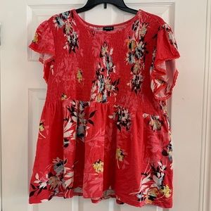 Floral top with flowing short sleeves